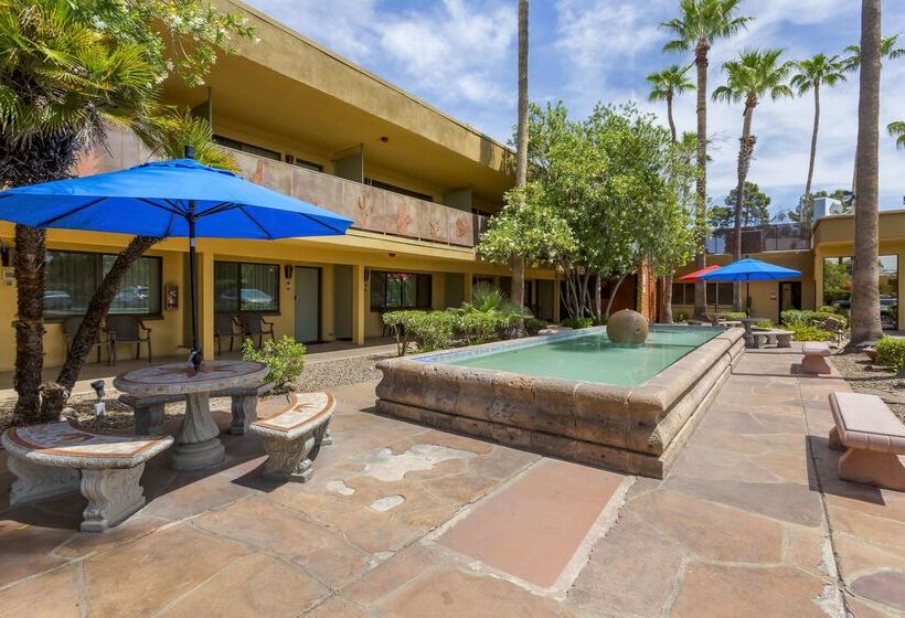 هتل Best Western Royal Sun Inn & Suites