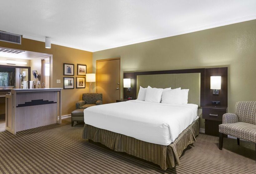 هتل Best Western Royal Sun Inn & Suites