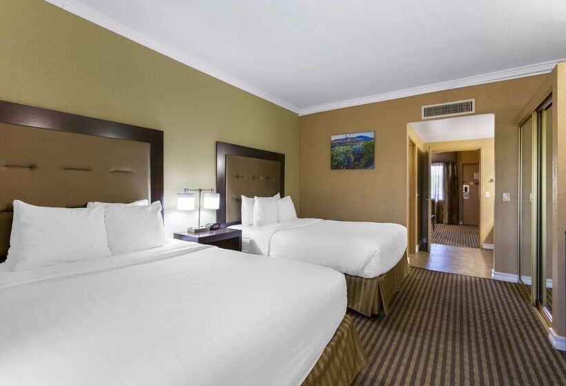 هتل Best Western Royal Sun Inn & Suites