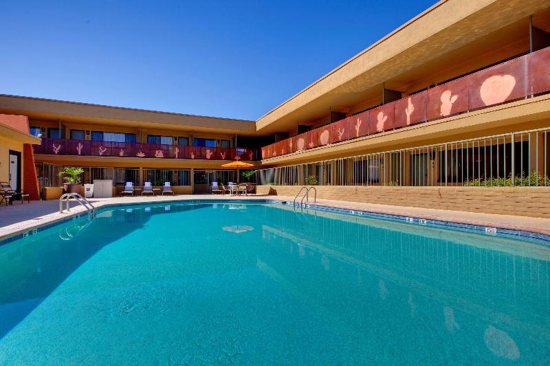 هتل Best Western Royal Sun Inn & Suites