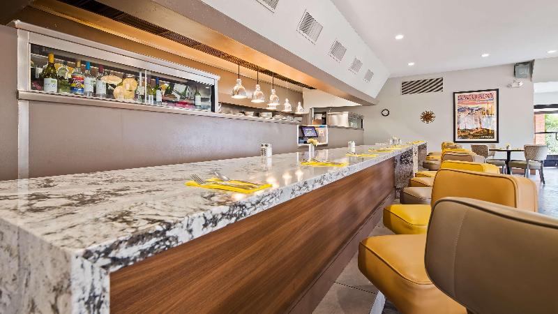 هتل Best Western Royal Sun Inn & Suites