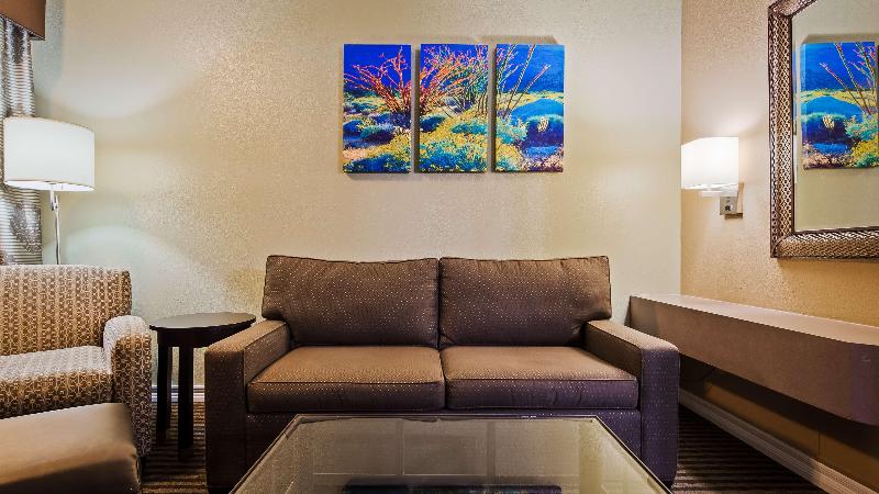 هتل Best Western Royal Sun Inn & Suites