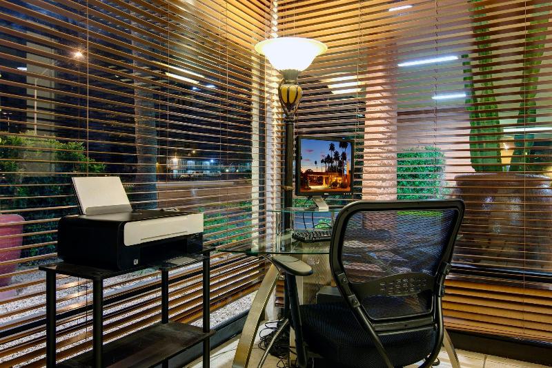 هتل Best Western Royal Sun Inn & Suites