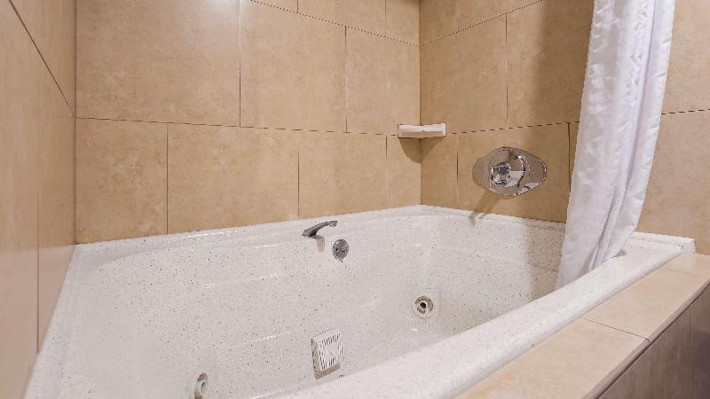 هتل Best Western Royal Sun Inn & Suites