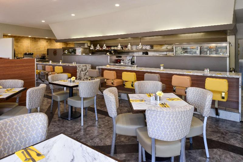 هتل Best Western Royal Sun Inn & Suites