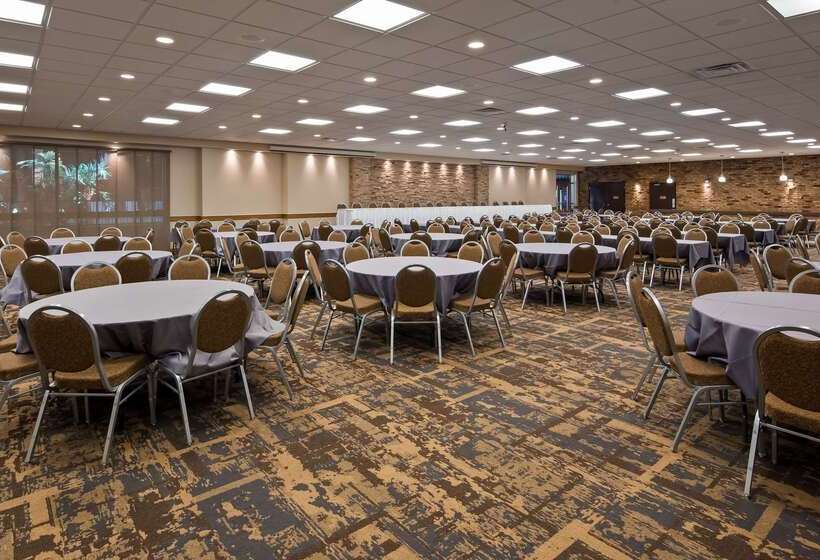 Crossroads Hotel And Event Center