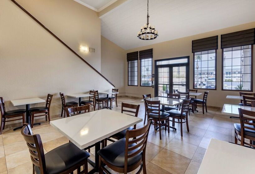 Отель Best Western Town & Country Lodge