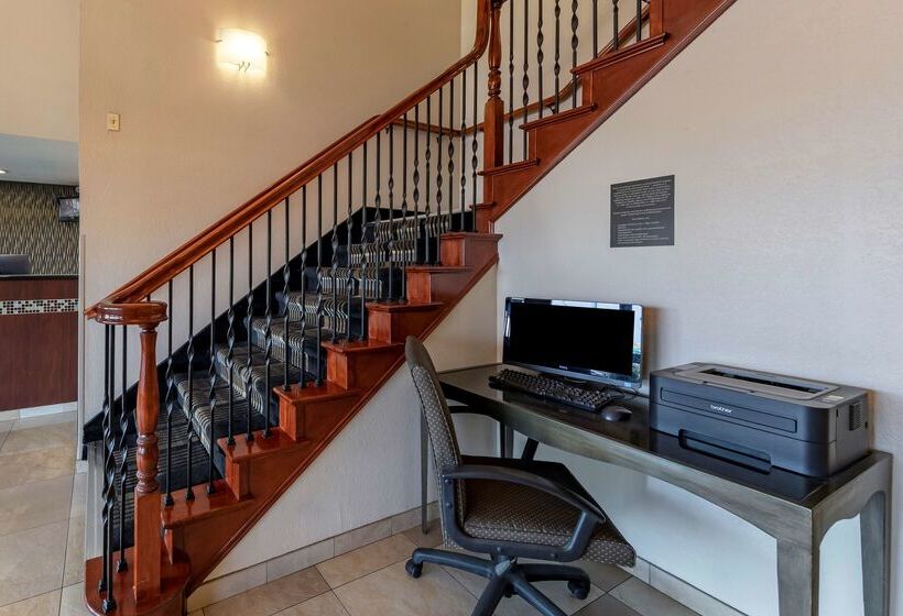 Отель Best Western Town & Country Lodge