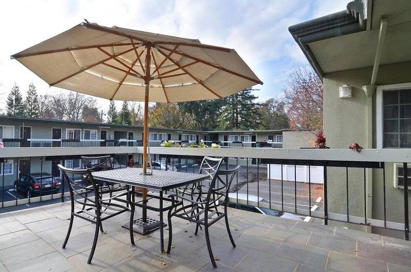 בית מלון כפרי Best Western University Lodge