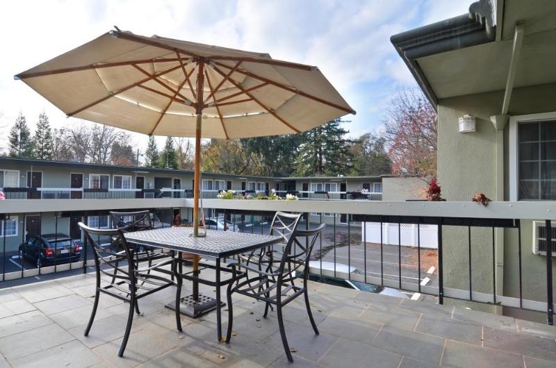 בית מלון כפרי Best Western University Lodge