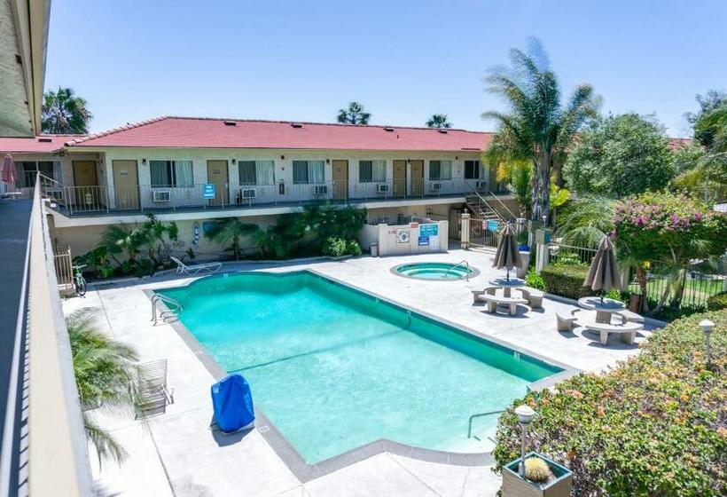 ホテル California Suites