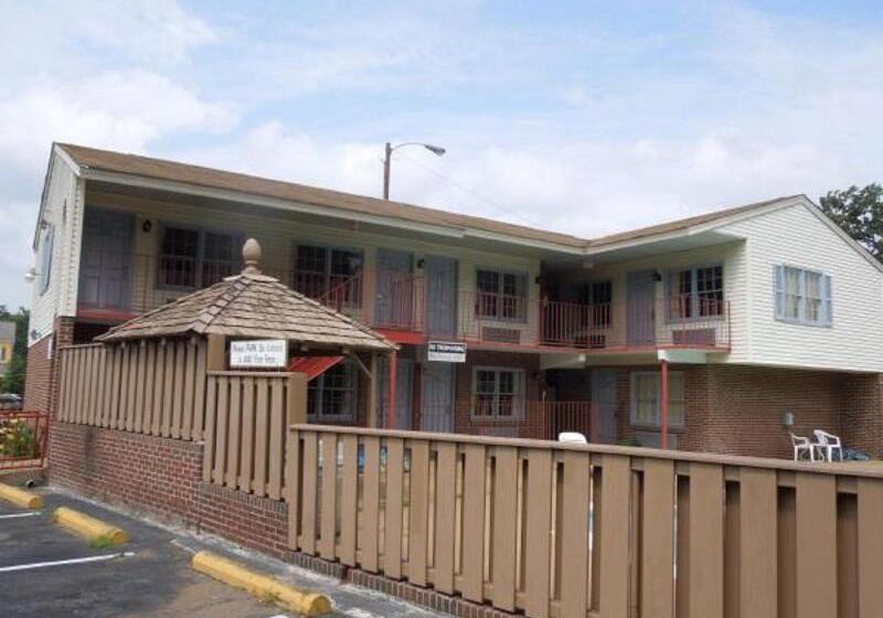 فندق Captain John Smith Inn Williamsburg