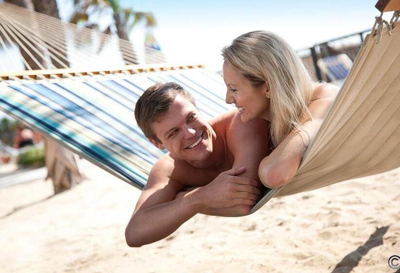 هتل Captain's Quarters Resort