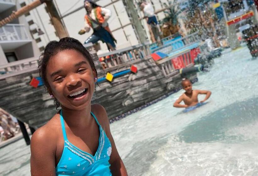 هتل Captain's Quarters Resort