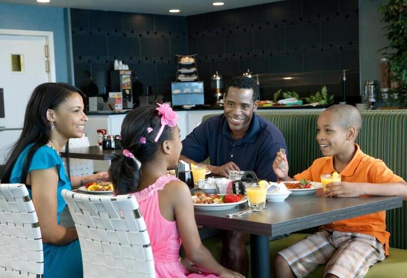 هتل Captain's Quarters Resort