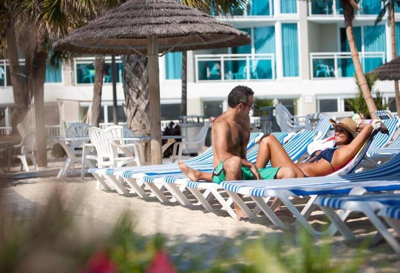 هتل Captain's Quarters Resort