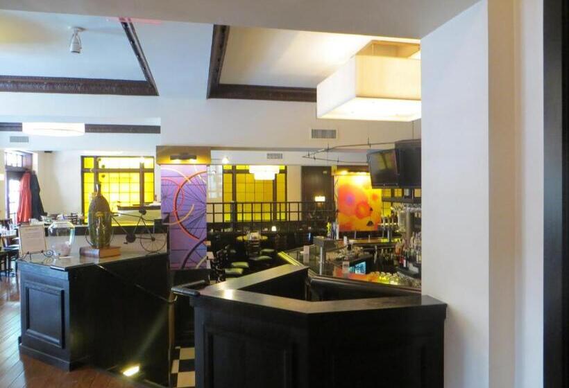 هتل Carleton Of Oak Park