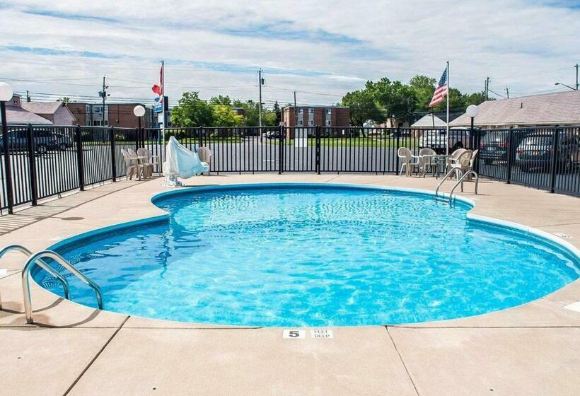 هتل Castle Inn & Suites Niagara Falls