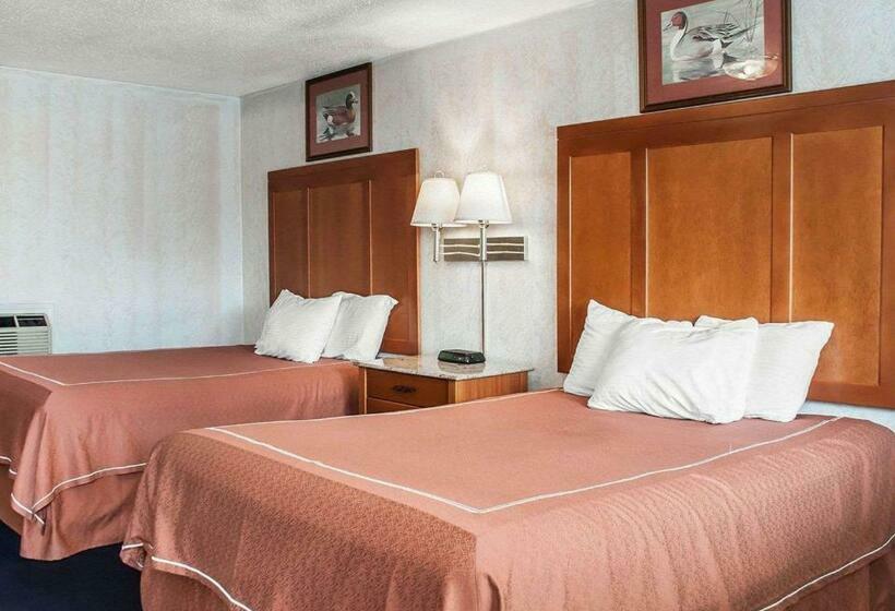 בית מלון כפרי Castle Inn & Suites Niagara Falls