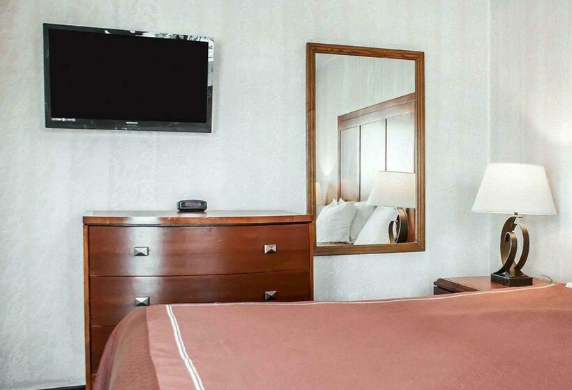 בית מלון כפרי Castle Inn & Suites Niagara Falls