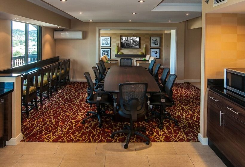 Отель Charleston Marriott Town Center