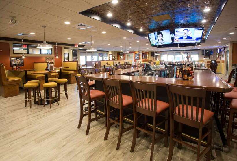 فندق Clarion Inn