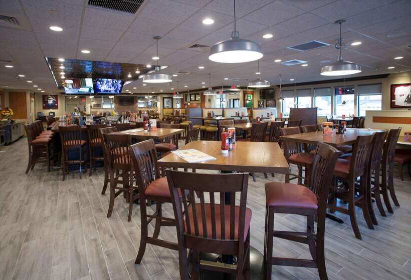 فندق Clarion Inn