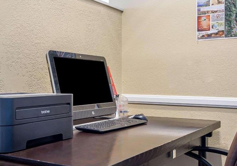 فندق Clarion Inn Near China Lake Naval Station