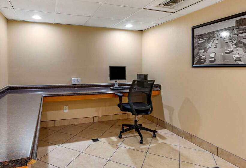 هتل Clarion Inn & Suites