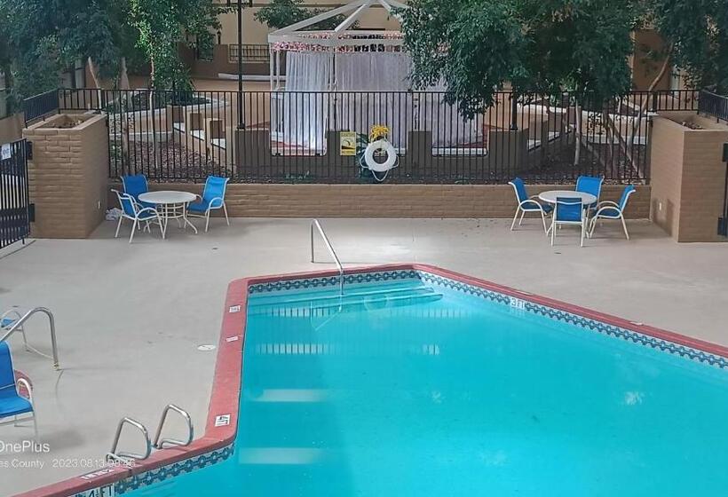 هتل Clarion Inn & Suites