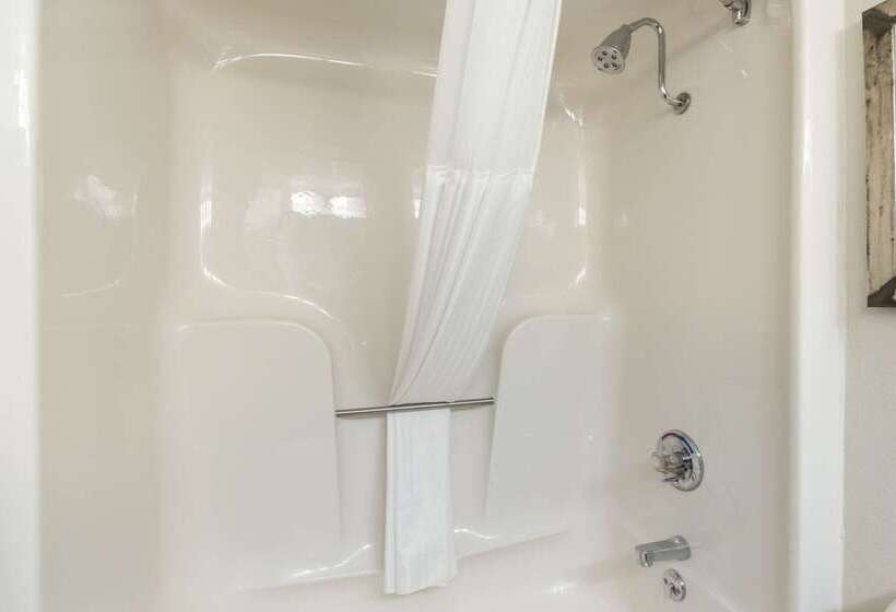 فندق Clarion Pointe Richmond North Near University