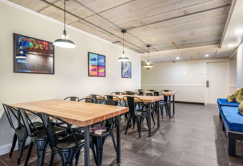 فندق Clarion Pointe Richmond North Near University