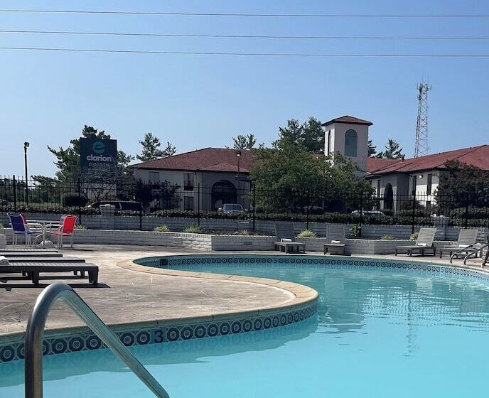 בית מלון כפרי Clarion Pointe Richmond North Near University