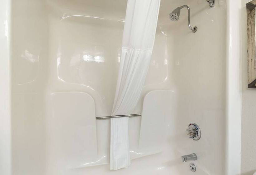 فندق Clarion Pointe Richmond North Near University