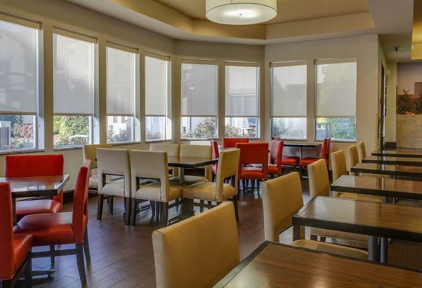 Club Hotel Nashville Inn & Suites