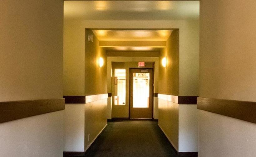 فندق Coachman Inn