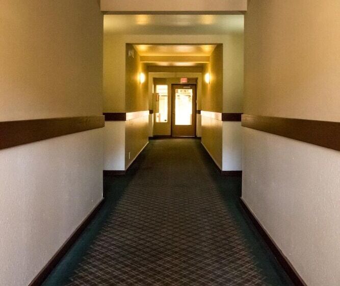 فندق Coachman Inn