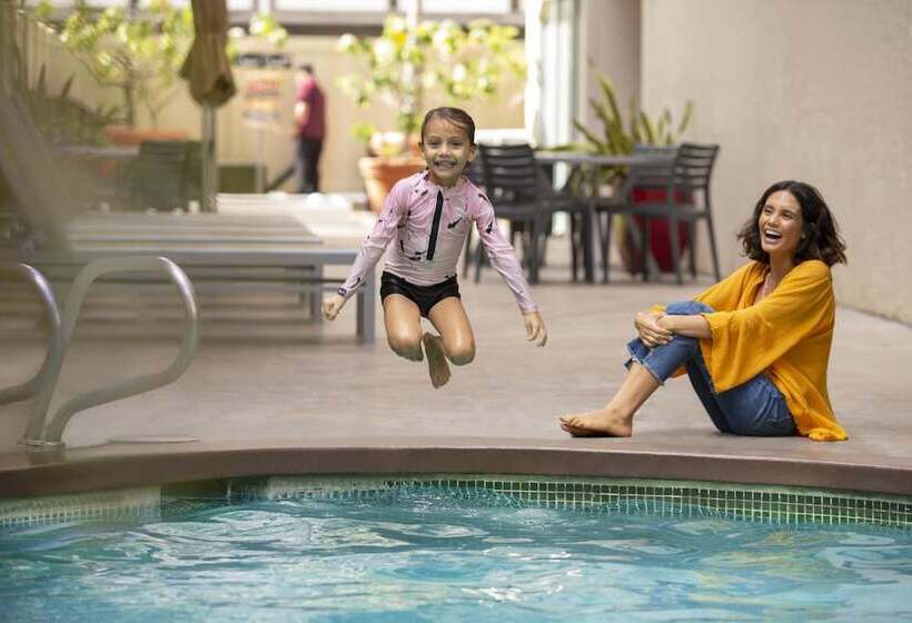 בית מלון כפרי Coconut Waikiki