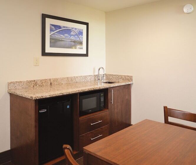 هتل Comfort Inn & Suites Event Center