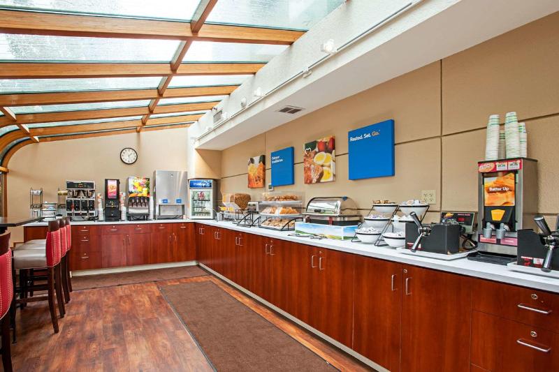 ホテル Comfort Inn & Suites Sea Tac Airport