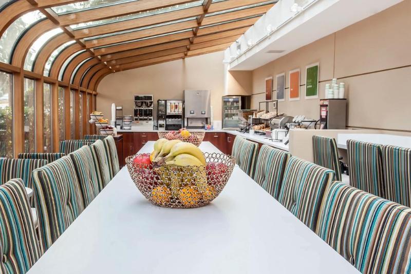 ホテル Comfort Inn & Suites Sea Tac Airport