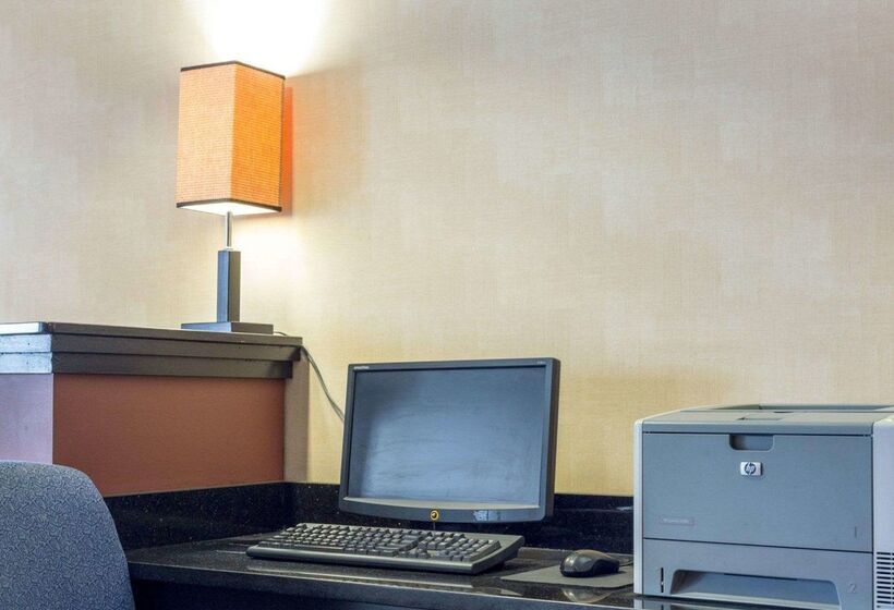 בית מלון כפרי Comfort Inn Civic Center