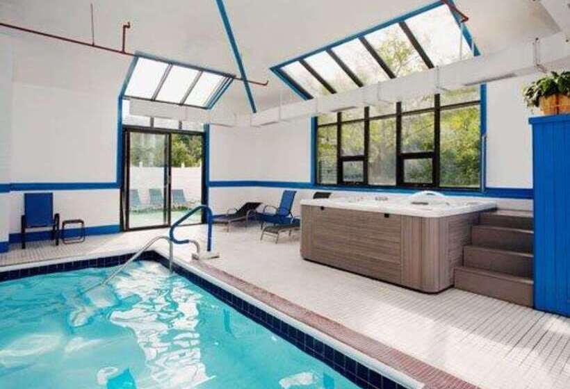 בית מלון כפרי Comfort Inn Civic Center