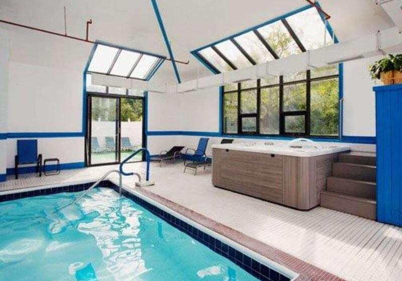 בית מלון כפרי Comfort Inn Civic Center