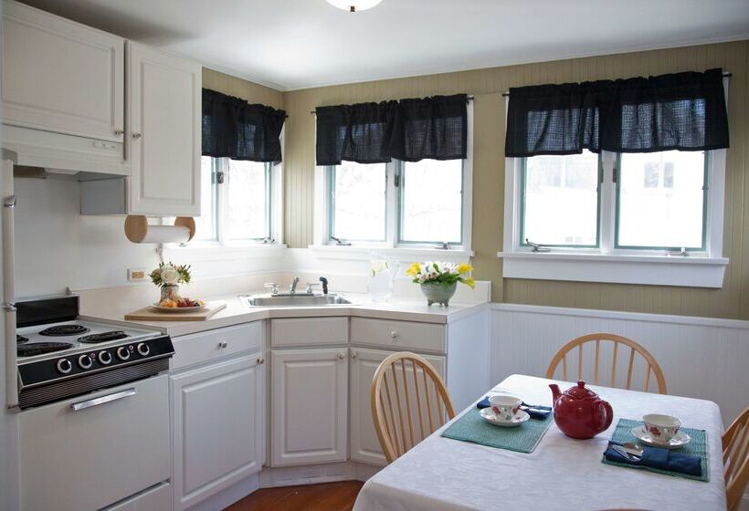 فندق Concord's Colonial Inn