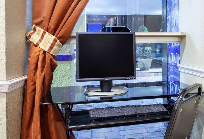 Отель Days Inn By Wyndham Orlando Downtown