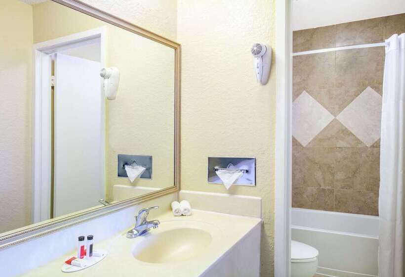 Отель Days Inn By Wyndham Orlando Downtown