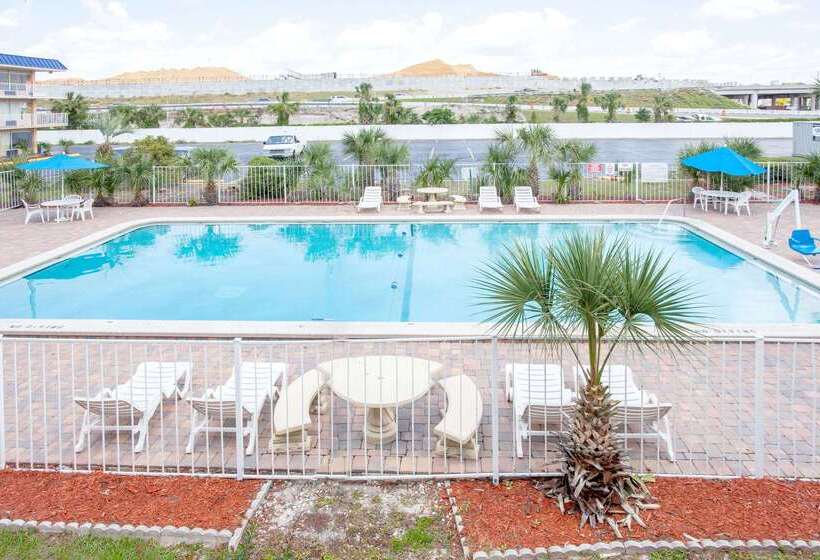 Отель Days Inn By Wyndham Orlando Downtown