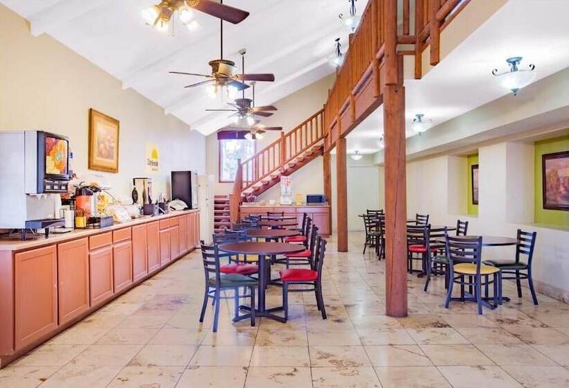 בית מלון כפרי Days Inn By Wyndham St. George