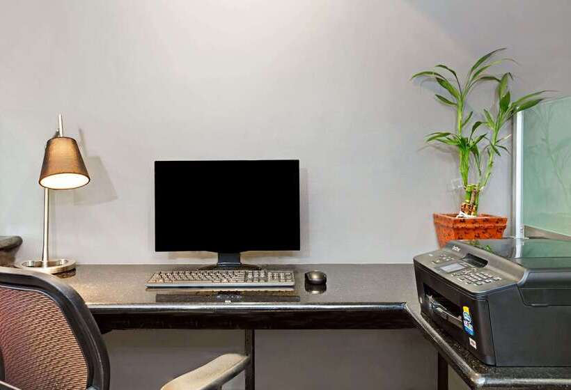 בית מלון כפרי Days Inn By Wyndham West Covina